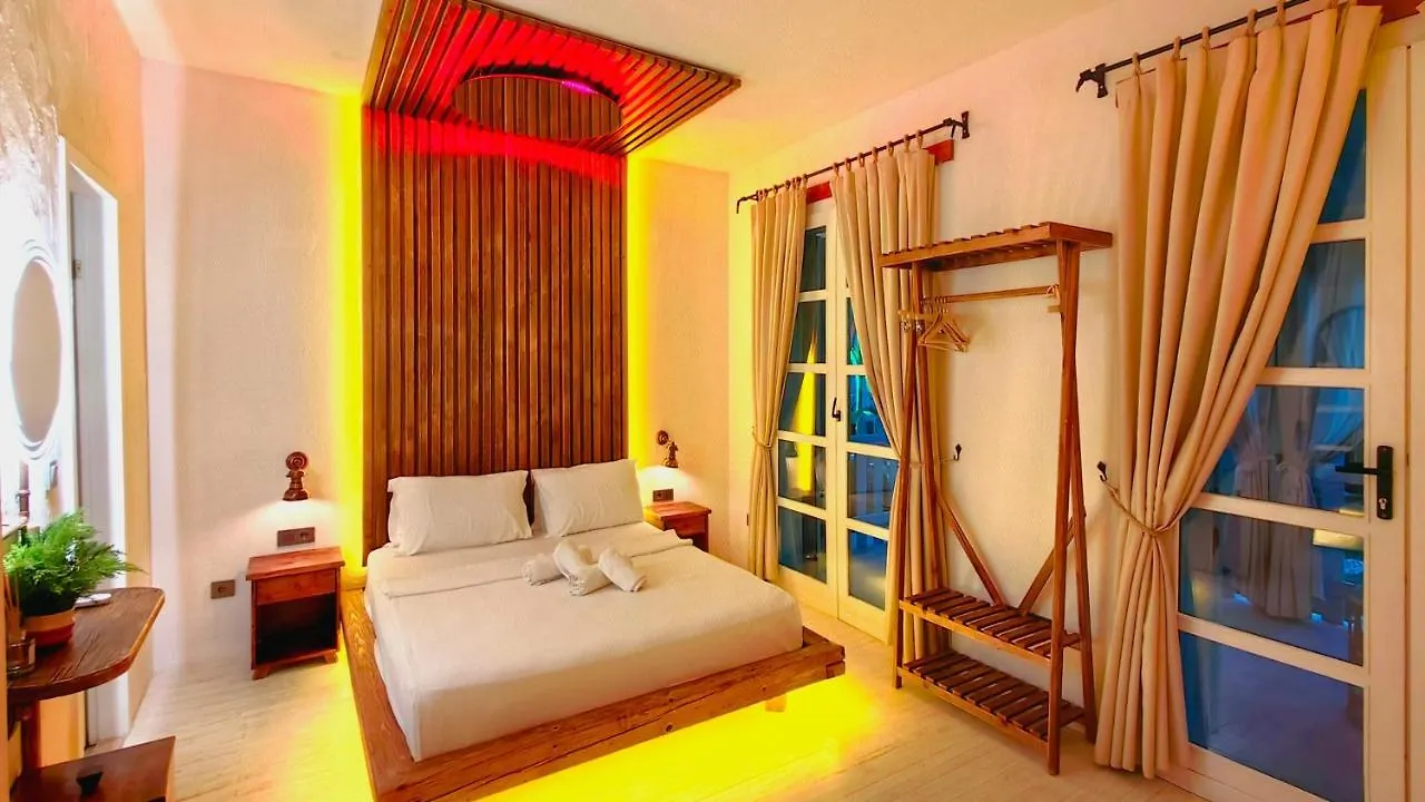 Banana Alacati Food & Stay - Adults Only Hotel